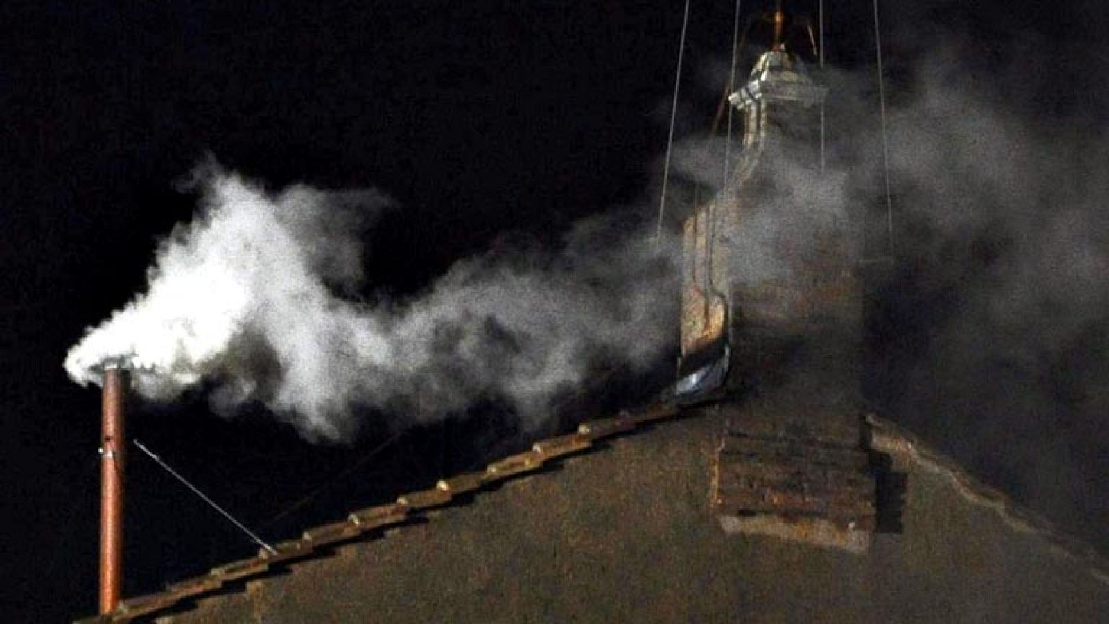 Los primeros instantes de la fumata blanca