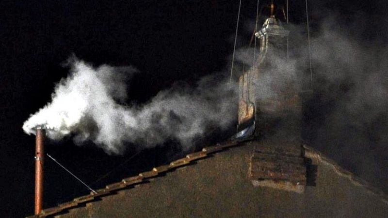 Los primeros instantes de la fumata blanca