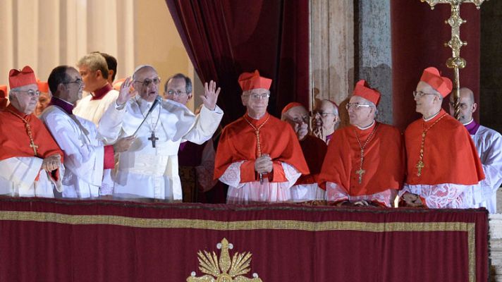 El nuevo papa Francisco dedica sus primeras palabras a Benedicto XVI