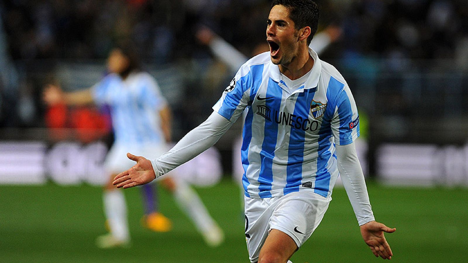 El jugador del Málaga Isco ha marcado el primer gol de su equipo ante el Oporto, en el minuto 42 de juego, con un zapatazo desde fuera del área. 