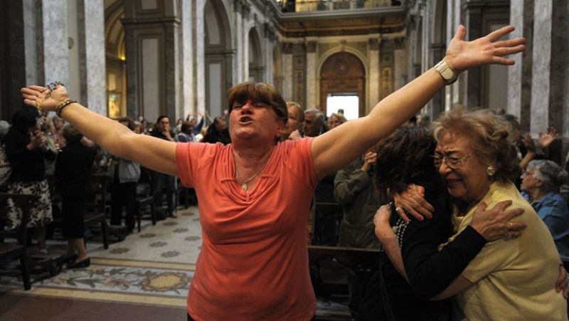 Sorpresa y emoción por la elección de Bergoglio como papa entre fieles argentinos