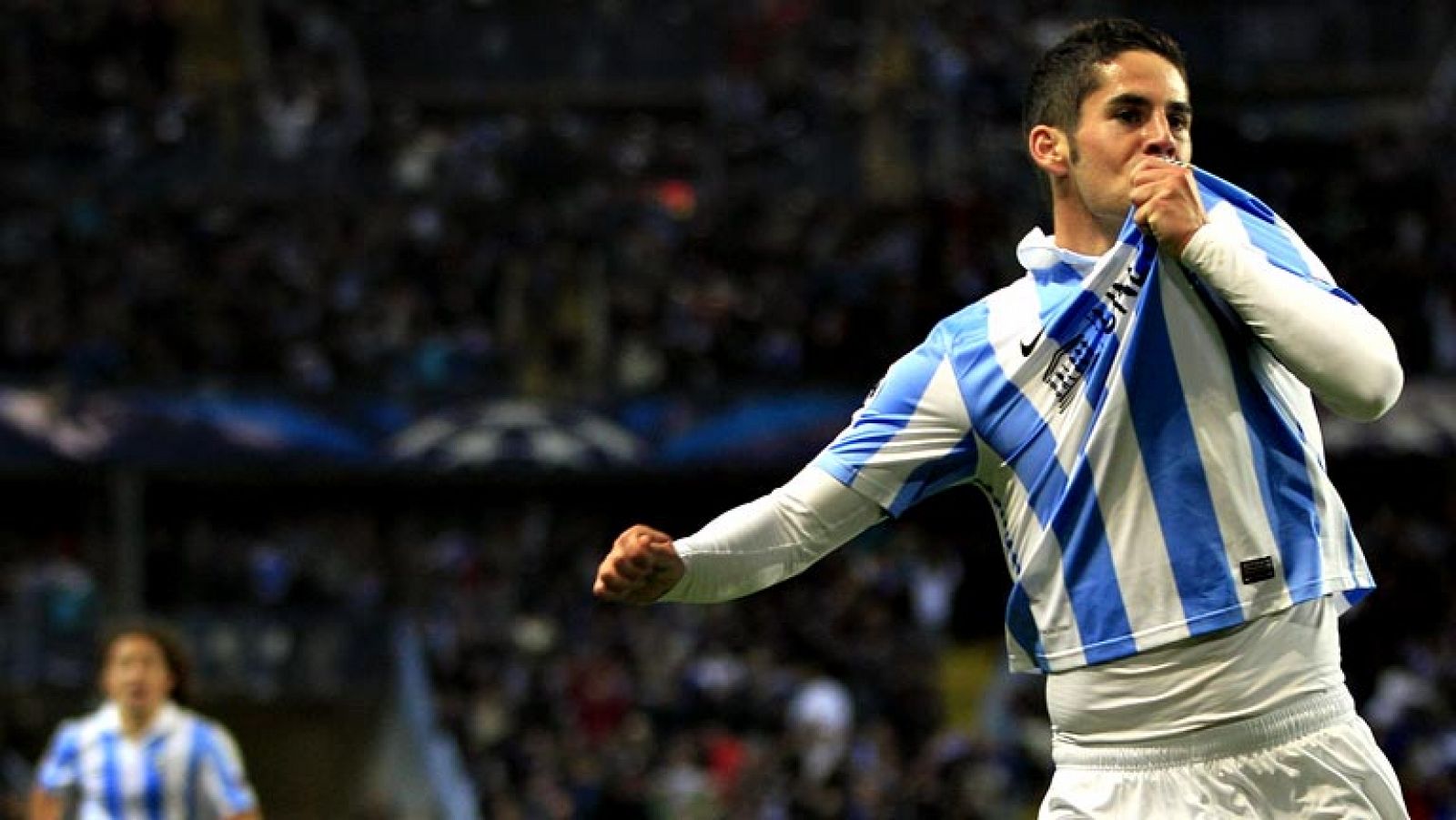 El Málaga se ha convertido en uno de los ocho mejores equipos de  Europa al remontar la eliminatoria ante el Oporto y sumar un triunfo  histórico en La Rosaleda (2-0), escenario donde Isco y Roque Santa  Cruz, autores de los tantos, se convirtieron e