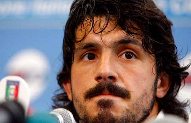  Este viernes Luis Aragonés ha sometido a sus jugadores a una intensa sesión.  Gattuso opina sobre  su club, el Milan, y sobre la selección española.