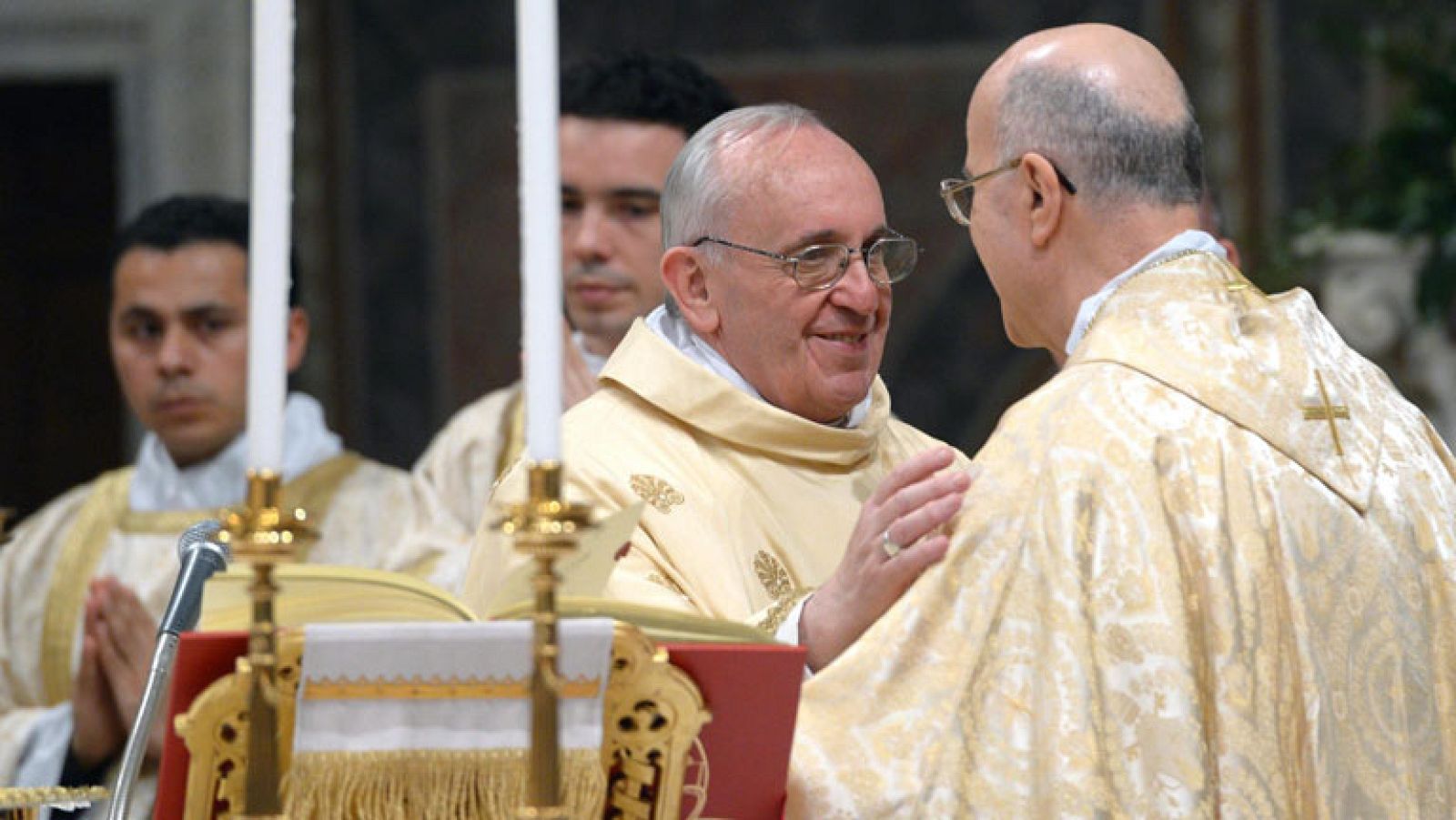  El papa Francisco se esfuerza en mantener su forma de vida, sencilla y sin alardes a pesar del cargo que ocupa desde la noche del 13 de marzo