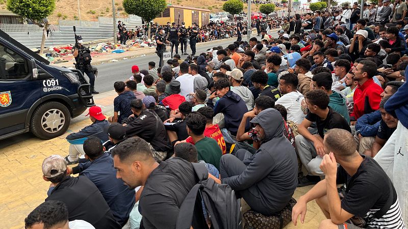 Migrantes frente a la explanada de Loma Colmenar, en Ceuta