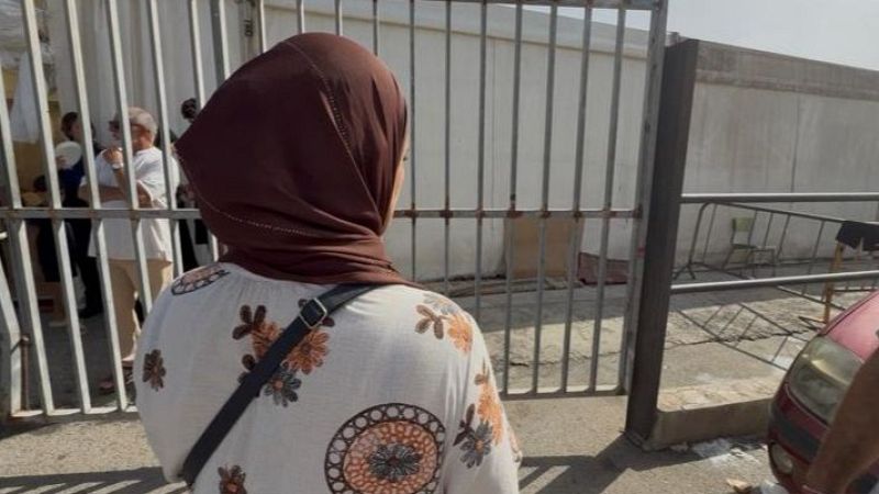 Una migrante marroquí ante un campamento para mujeres en Ceuta