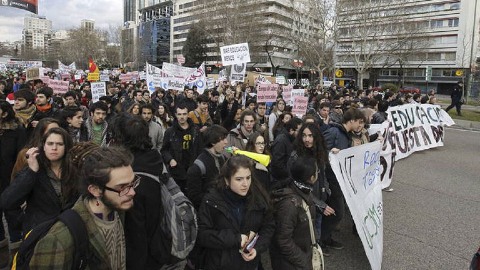 Informativo 24h: Cientos de universitarios protestan por las tasas, la reforma y los recortes | RTVE Play