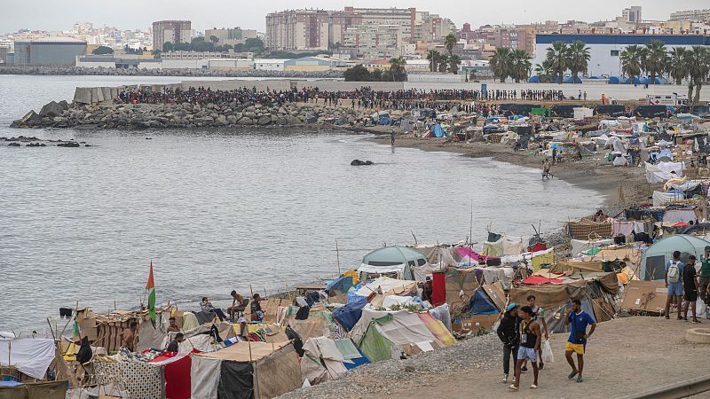 Varios inmigrantes acampados en una playa de Ceuta