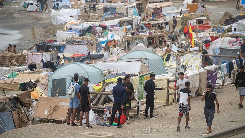 Migrantes en una playa en Ceuta
