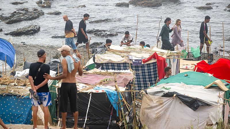 Centenares de migrantes acampan en la playa del Trampolín