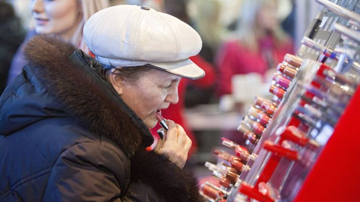 Telediario 1 - Algunos cosméticos y envases de plástico contienen sustancias químicas perjudiciales
