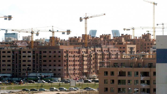 Telediario 1 - El encarecimiento de las hipotecas está provocando que cada vez se compren más casas al contado