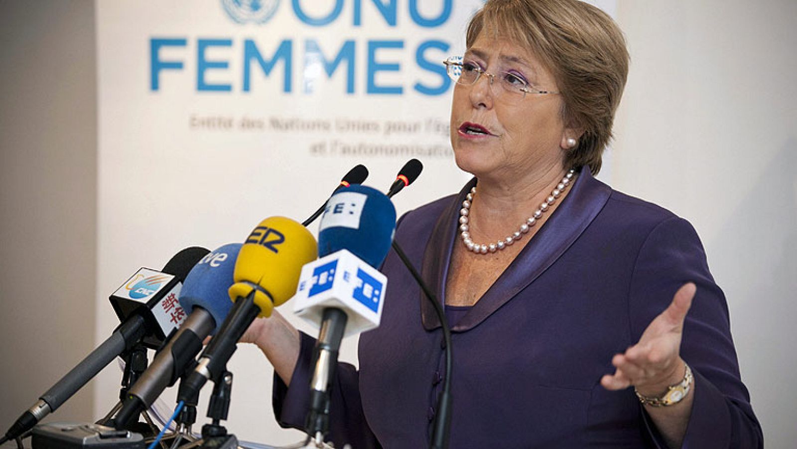 La directora ejecutiva de ONU Mujeres, Michelle Bachelet, ha anunciado su salida del cargo y el retorno a su país, aunque sin aclarar todavía si se presentará a las próximas elecciones presidenciales de Chile. El anuncio se produjo nada más concluir la sesión de la Comisión de Naciones Unidas sobre el Estatus Jurídico de la Mujer (CSW, por sus siglas en inglés).