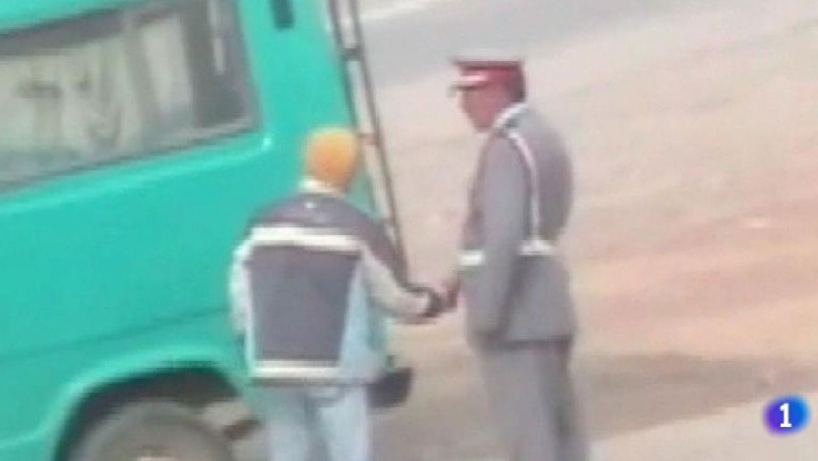 Un joven marroquí encarcela a policías corruptos con denuncias anónimas en internet | Ver