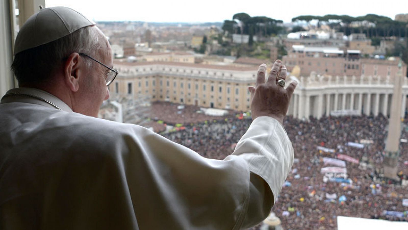 Decenas de miles de personas han acogido al papa Francisco con un interminable aplauso cuando ha salido a la ventana en la plaza de san Pedro para el rezo del ángelus, el primero de su pontificado.