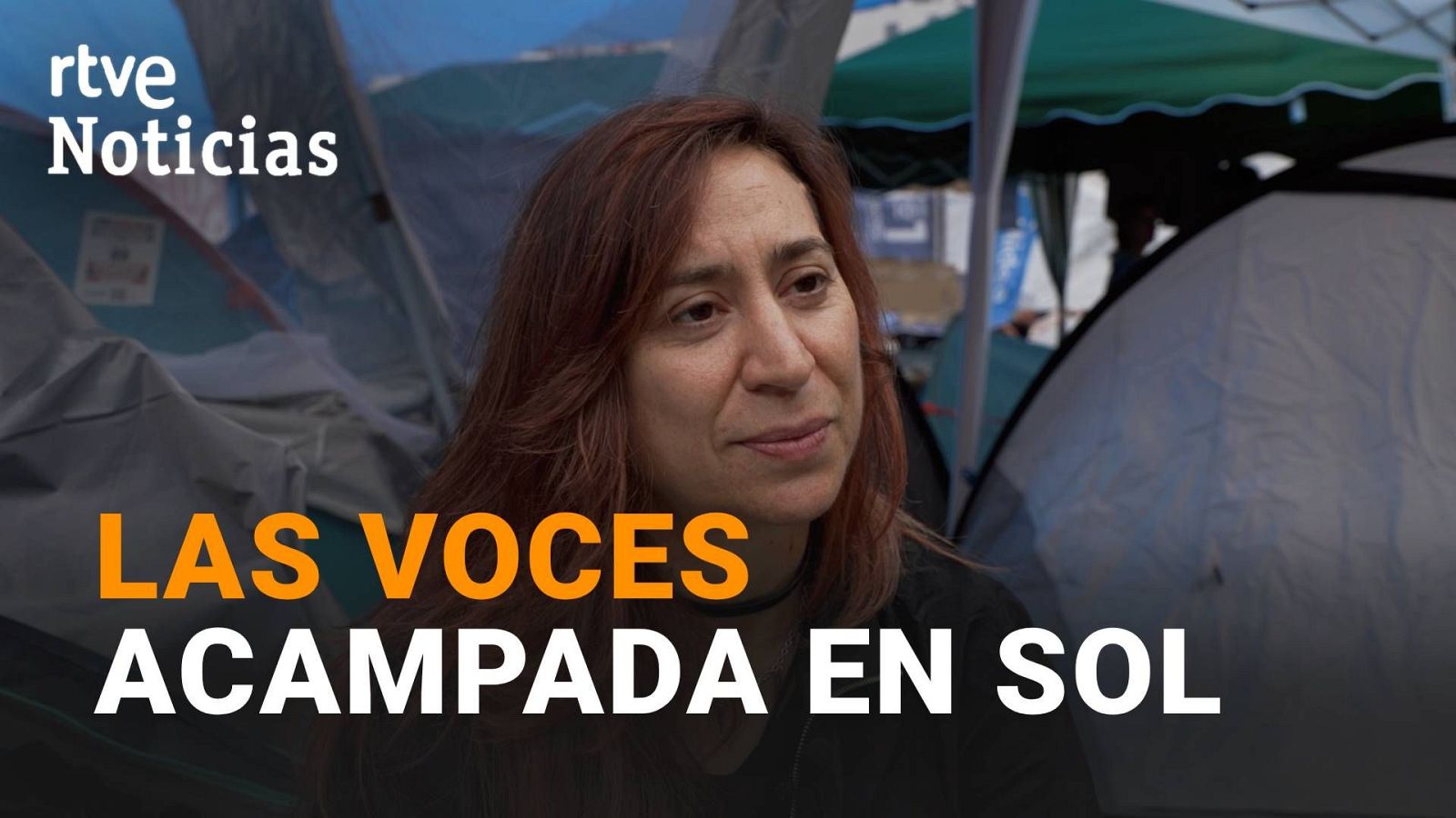 Primer plano de Arancha con cabello castaño rojizo, fondo de tiendas de campaña, logo de "rtve Noticias" y titular "LAS VOCES ACAMPADA EN SOL".