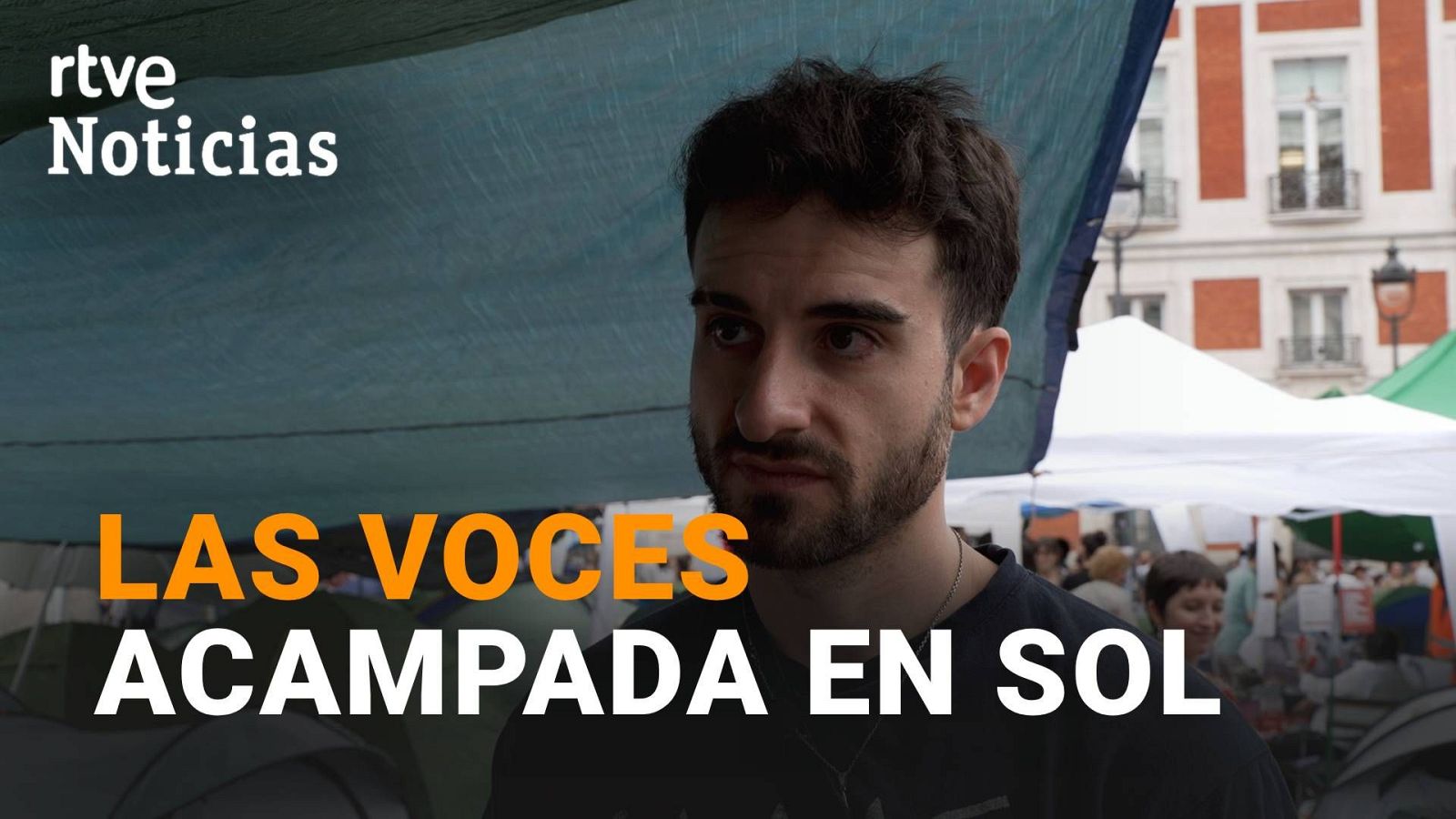 Primer plano de un hombre joven con camiseta oscura y cadena, con el logo de RTVE Noticias y el titular "LAS VOCES" y subtítulo "ACAMPADA EN SOL".