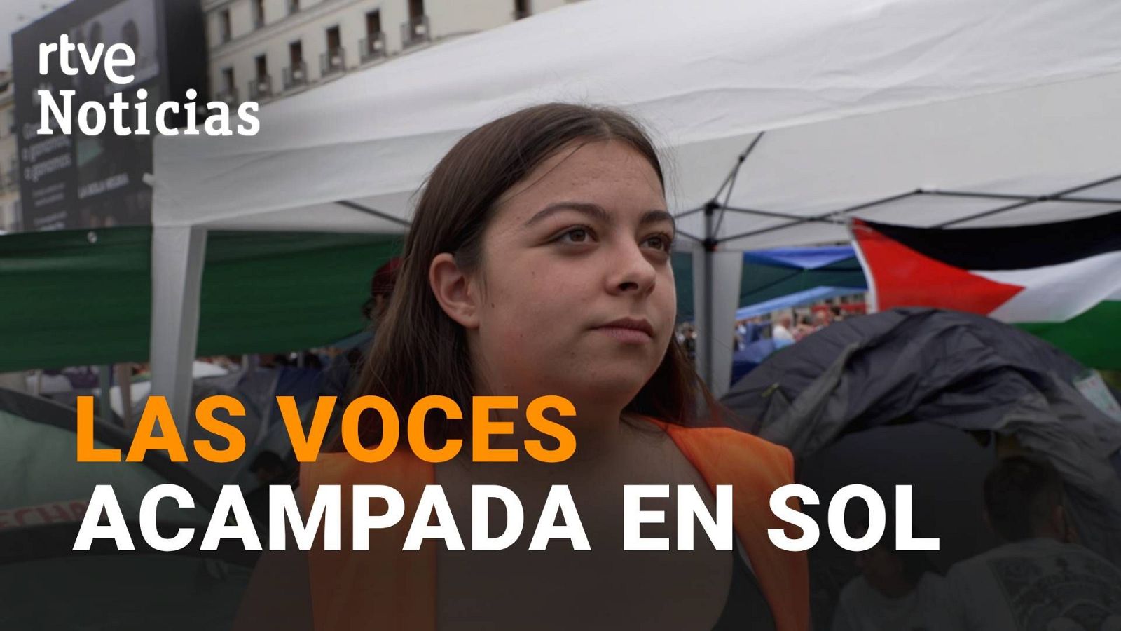 Primer plano de Irene en una acampada, con tiendas, bandera palestina y logos de "rtve Noticias", "LAS VOCES" y "ACAMPADA EN SOL".