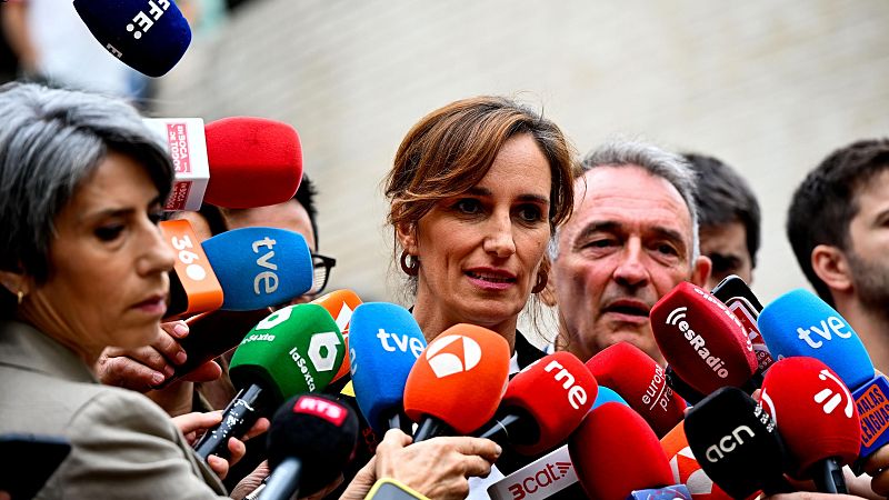 La ministra de Sanidad, Mónica García, realiza declaraciones con las formaciones de Sumar, Podemos, ERC, Bildu y BNG en apoyo al decreto Maricarmen