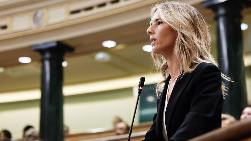 El PP pide al Gobierno "responsabilidad" por la corrupción y Bolaños les acusa de "propagar bulos" La diputada del PP, Cayetanan Álvarez de Toledo interviene durante la sesión de control al Gobierno,