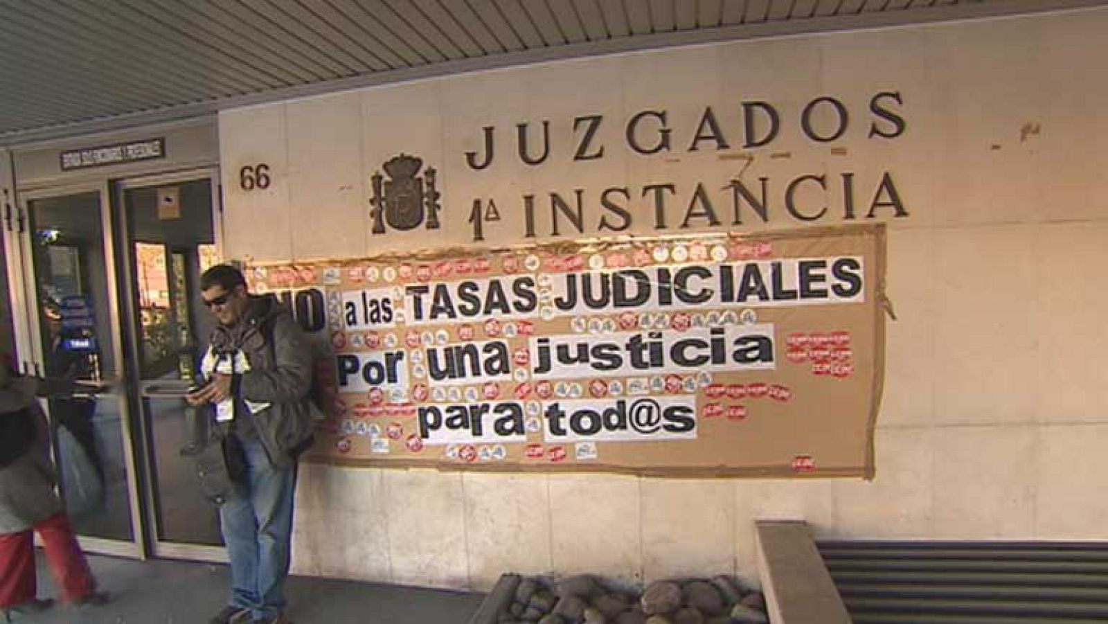 Un equipo de TVE acompaña a una comisión judicial en un día de desahucios