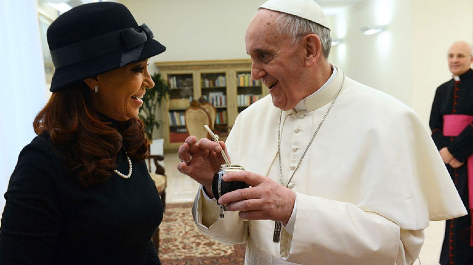  Cristina Fernández pide al papa mediación en las Malvinas durante su primer encuentro del papado