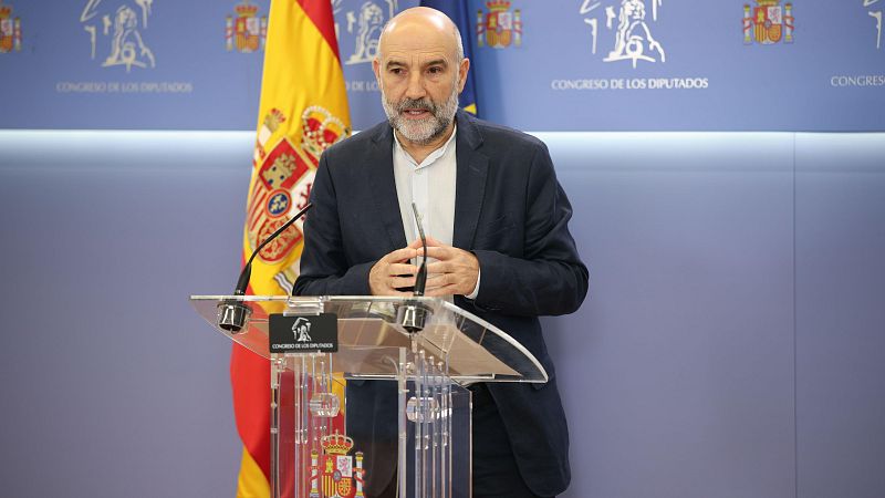 El diputado de BNG Néstor Rego durante una rueda de prensa en el Congreso de los Diputados