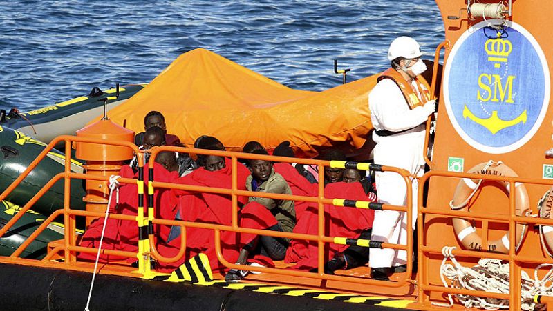 Salvamento Marítimo rescata a 35 inmigrantes  en cuatro pateras en aguas del Estrecho