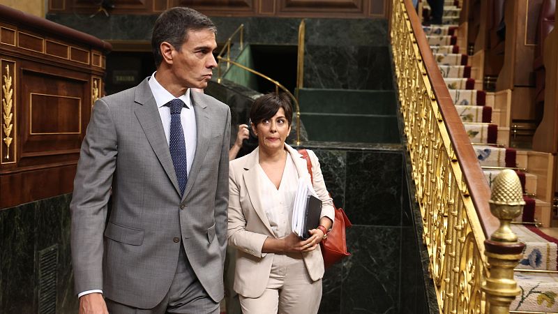 Pedro Sánchez, el viernes en el Congreso con la ministra de Vivienda, Isabel Rodríguez