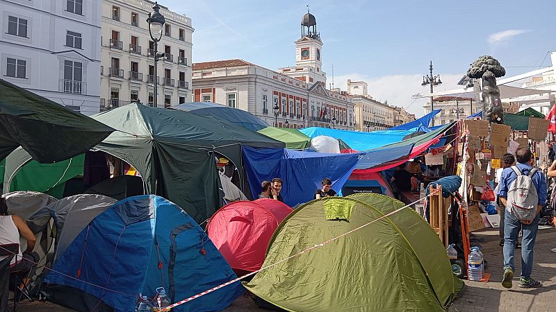 La acampada por la vivienda en la Puerta del Sol, este lunes tras el anuncio de elecciones anticipadas