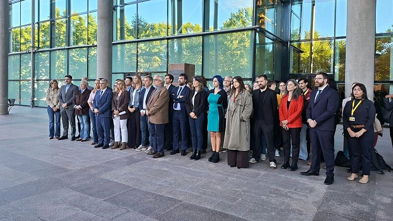 Diputados de Más Madrid y PSOE en la Asamblea de Madrid guardan un minuto de silencio en el patio del Parlamento madrileño en recuerdo de Maricarmen Abascal.