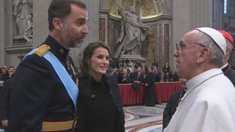  Los príncipes y Rajoy saludan al papa Francisco