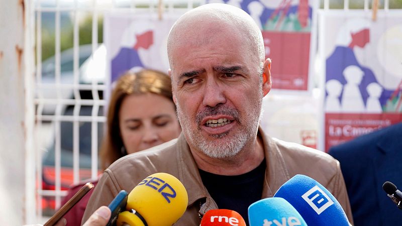 Unai Sordo, secretario general de CCOO, realiza declaraciones ante micrófonos de prensa en un entorno exterior.