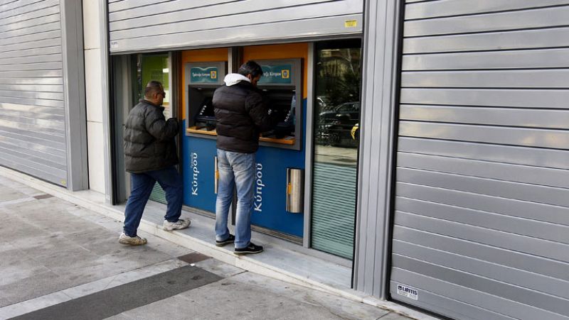 Los chipriotas están pendientes de la repercursión del impuesto bancario