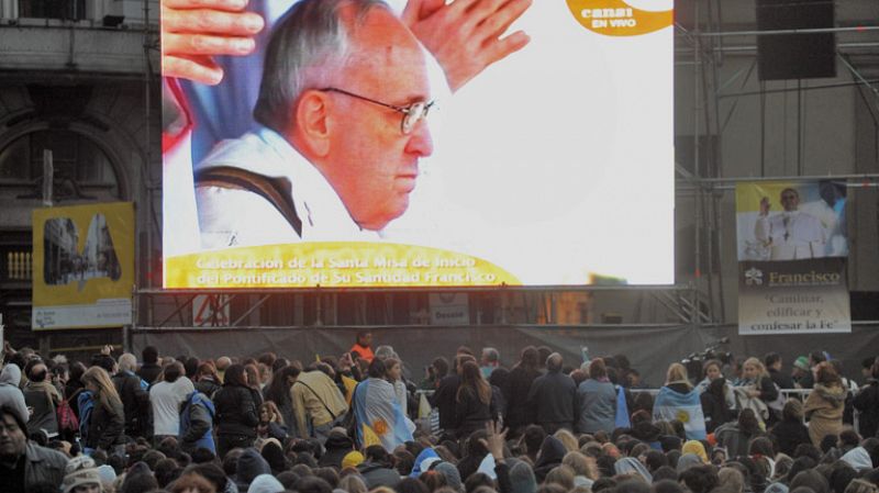 Cientos de argentinos se reúnen para asistir a la misa de Pontificado del Papa Francisco