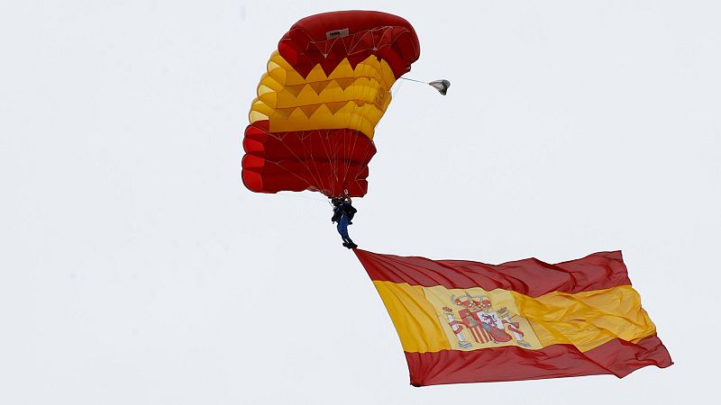 Imagen del salto paracaidista de la Patrulla Acrobática de Paracaidismo del Ejército del Aire y del Espacio (Papea) el 12 de octubre de 2025.