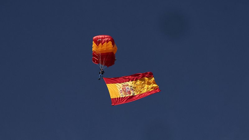 Descenso en paracaidas de la bandera nacional