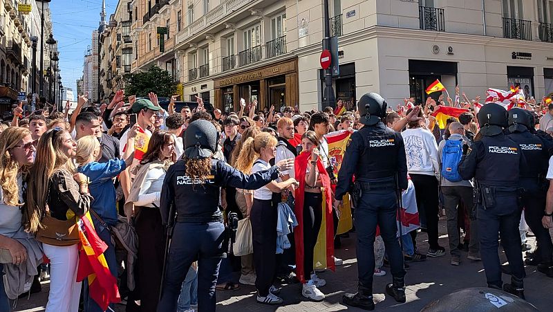 Tensión entre los asistentes al desfile del 12 de octubre y los acampados en Sol