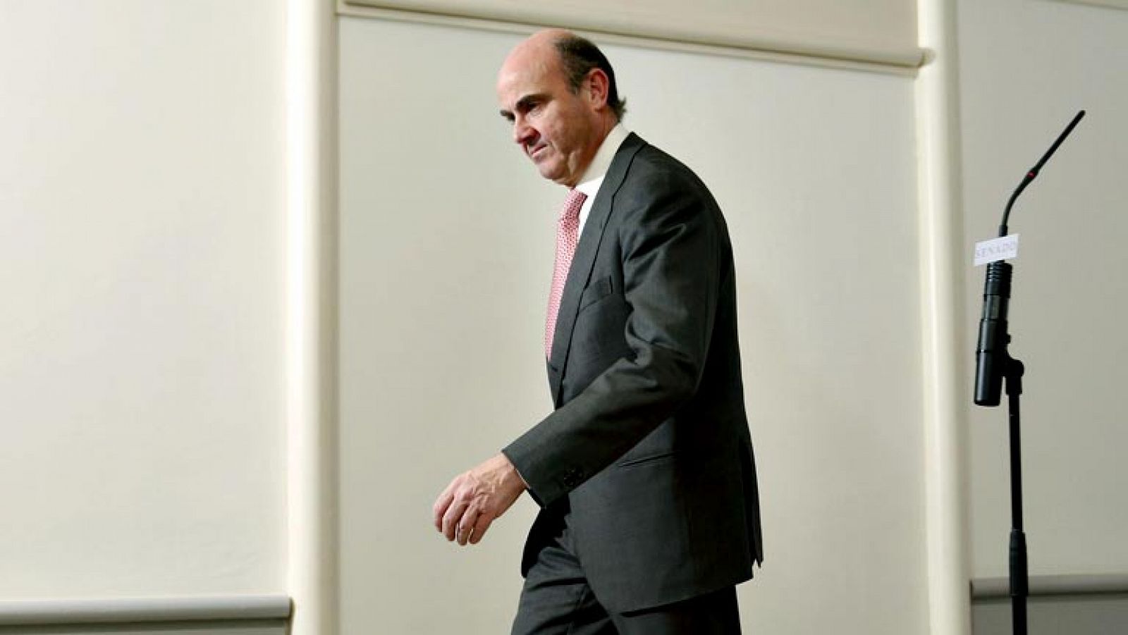 De Guindos dice que los depósitos por debajo de 100.000 euros son "sagrados"