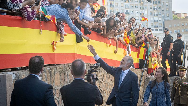 El rey de España saluda a ceutíes en su visita a la ciudad junto con la reina