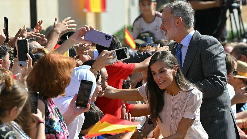 Calurosa bienvenida a los reyes en Melilla