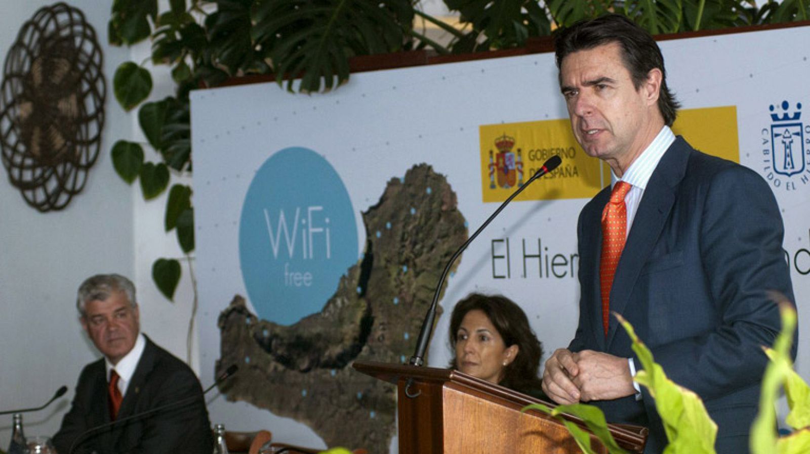 Telediario 1: La isla de El Hierro es el primer territorio español con conexión wifi global y gratuita | RTVE Play