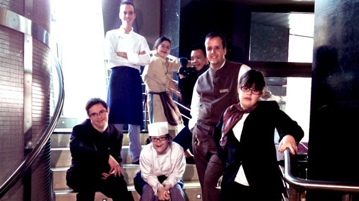 Con una sonrisa - 'Con una sonrisa'  acompaña a 6 personas con discapacidad intelectual que se insertan en el mundo laboral