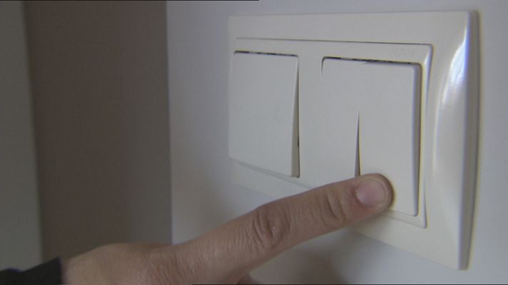 La tarde en 24h - El recibo de la luz podría bajar un 6,7% tras concluir la subasta eléctrica con caídas del 15%