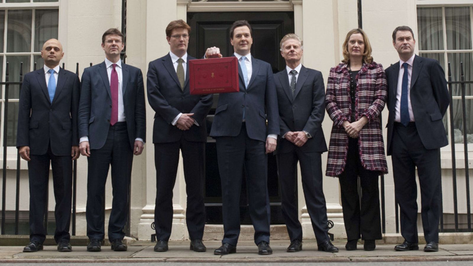 Informativo 24h: El Gobierno de David Cameron presenta un austero presupuesto para el periodo 2013-2014 | RTVE Play