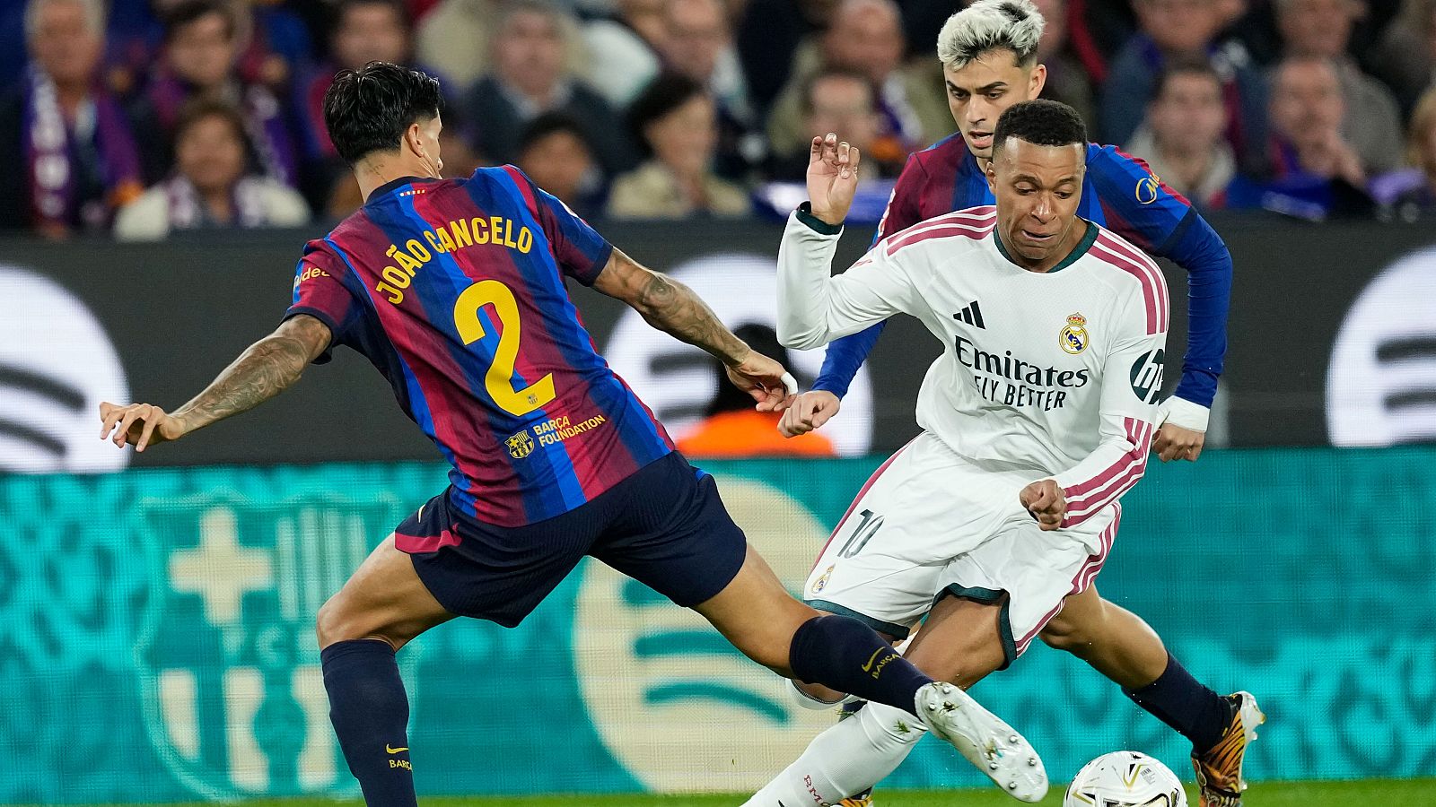 Mbappé, ante Joao Cancelo