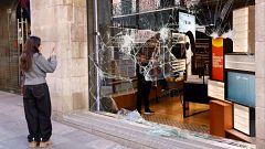 Los disturbios de Barcelona entran en campaña: Illa denuncia una "violencia gratuita" y PP y Vox responsabilizan a la izquierda