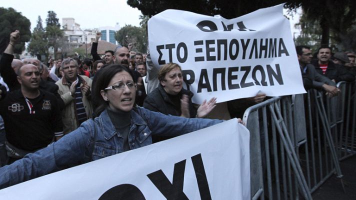 Informativo 24h - Tensión entre los trabajadores del Laiki Bank ante los rumores de quiebra de la entidad