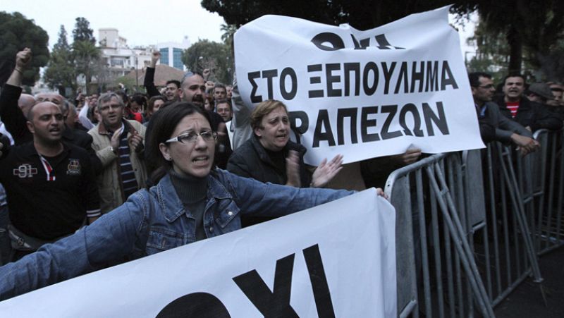 Tensión entre los trabajadores del Laiki Bank ante los rumores de quiebra de la entidad - Informativo 24h | Ver