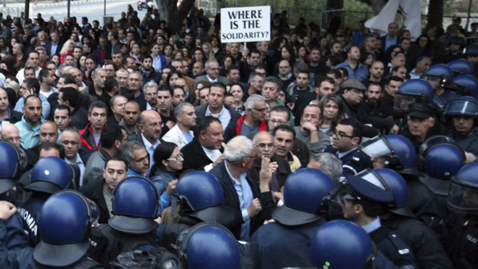 Telediario 1: Aumenta la tensión en Chipre por la incertidumbre del rescate | RTVE Play